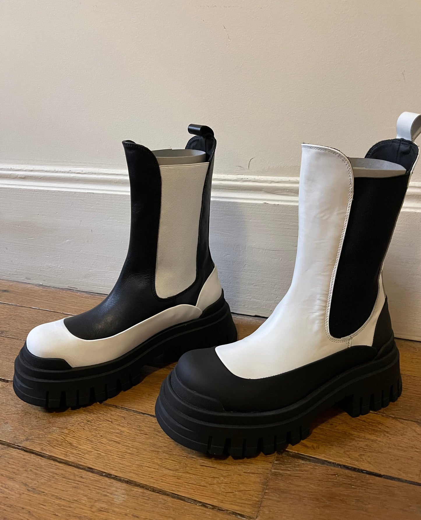 Yin & Yang Chelsea Boots in Leather 