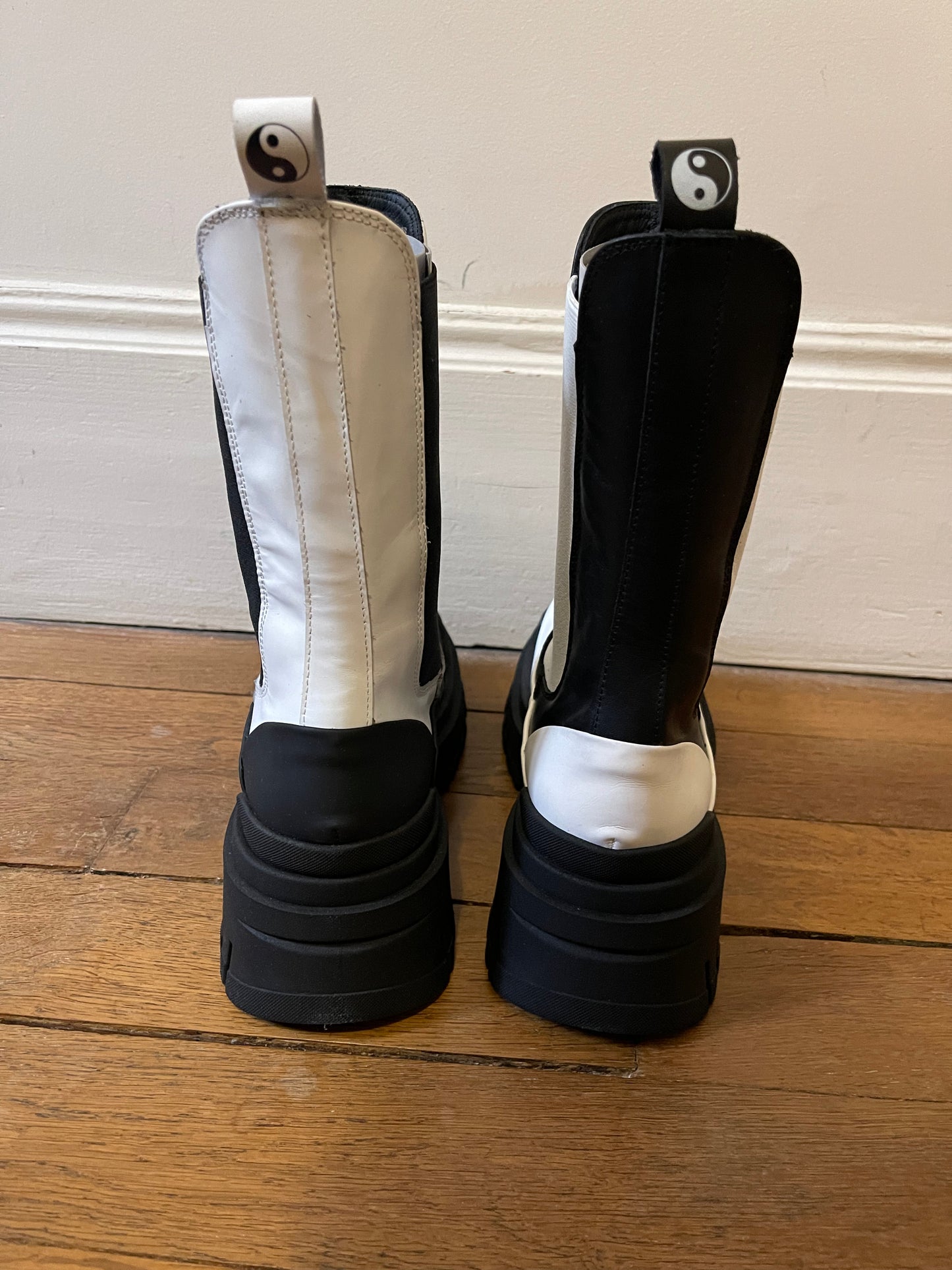 Yin & Yang Chelsea Boots in Leather 